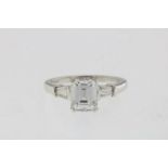 Witgouden ring bezet met diamant emerald cut ca. 2.03ct., (E) (Si1), 750/000, ringmaat 17.3, gew.