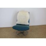 Relax fauteuil met groene stof (sleets) en vacht op verchroomd onderstelChair with (sleets) green