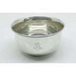 Zilveren kom, diam. 13cm. winkelmerk Th.H. Saakes, geh. 925/000, gew. 252 gr. jl. 1916Silver bowl,