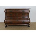 Deels wortelnoten gefineerde commode met 4 lade en rustend op klauwpoten, 19e eeuw h.90, br.130 en