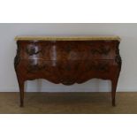 Noten Louis XV-stijl commode met marmeren blad waaronder 2 laden met bloemdecor op gebogen poten met