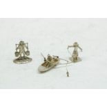 Lot met 3 zilveren miniaturen waarbij visser op bootje, spelend kind en melkjongenLot of 3 silver