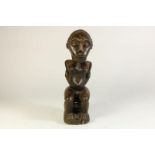 Houten sculptuur van zittende vrouw op kruk, Afrika, h. 53 cm.