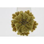 Bicolor gouden bloemenbroche bezet met blauwe saffier, geh. 750/000 gew. 27gr.Yellow gold brooche