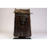 Deels houten Idoma jagers borstmasker met veren blaas en plantenresten, Nigeria, 59 x 32 cm.Partly