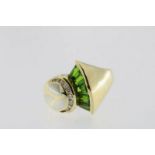 BAGLEY and HOTCHKISS, geelgouden ring bezet met diamant en groene kleursteen, geh. 750/000