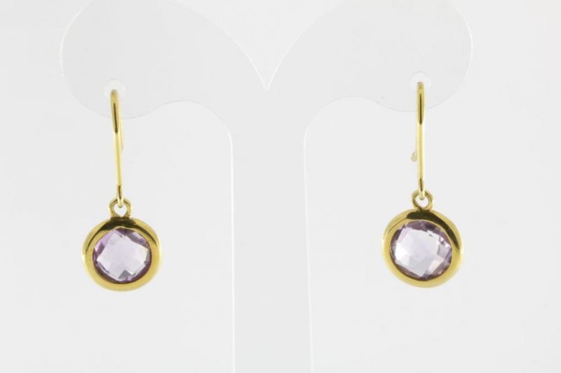 Geelgouden oorhangers bezet met amethisten, geh. 750/000A pair of yellow gold earrings with amethyst