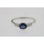 Witgouden ring bezet met blauwe saffier en diamant, geh. 750/000 ringmat 17 1/2 gew. 2.9gr.A hwite