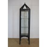 Grijs gelakte design vitrine met opstand voorzien van 1 beglaasde deur, h. 249 br. 59 d. 59 cm.