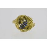 Gouden fantasie ring bezet met blauwe saffier, geh. 585/000A gold fantay ring mounted with blue