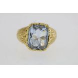 Gouden ring bezet met blauwe spinel synt., geh. 585/000A gold ring wIth blue spinel synt.