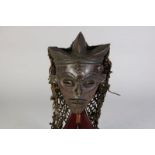 Houten gestoken oud Tjokwe masker met spleetogen en half open mond, Angola, herkomst: Museum Dundu