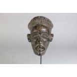 Houten gestoken oud-Tjowke masker met spleetogen en open mond, met tatoeages, Angola, l. 23 cm.