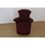 Damesfauteuil bekleed met rood geribte stof voorzien van franjes, rustend op zwenkwieltjes, Engeland