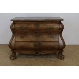 Noten Louis XV-stijl commode met 3 laden op bolklauw poten, h. 77, br. 100, d. 50 cm.