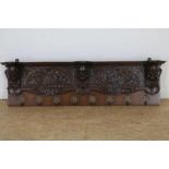 Eiken gestoken etagere versierd met mascerons van putti en acanthusbladeren, h. 22 br. 105 cm.,