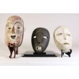 Lot van 3 houten gestoken maskers, w.o. Lengola masker met open ogen en mondA collection of 3 wooden