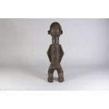 Houten gestoken Bwaka voorouderbeeld van staand figuur, Democratische Republiek Congo, h. 62 cm.