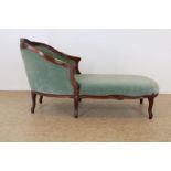 Noten Louis XV-stijl chaise longue met groen velours bekleed.Walnot Louis XV-style chaise longue