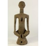 Houten gestoken sculptuur van zittende vrouw, (Zuid) Democratische Republiek Congo, h. 55 cm.