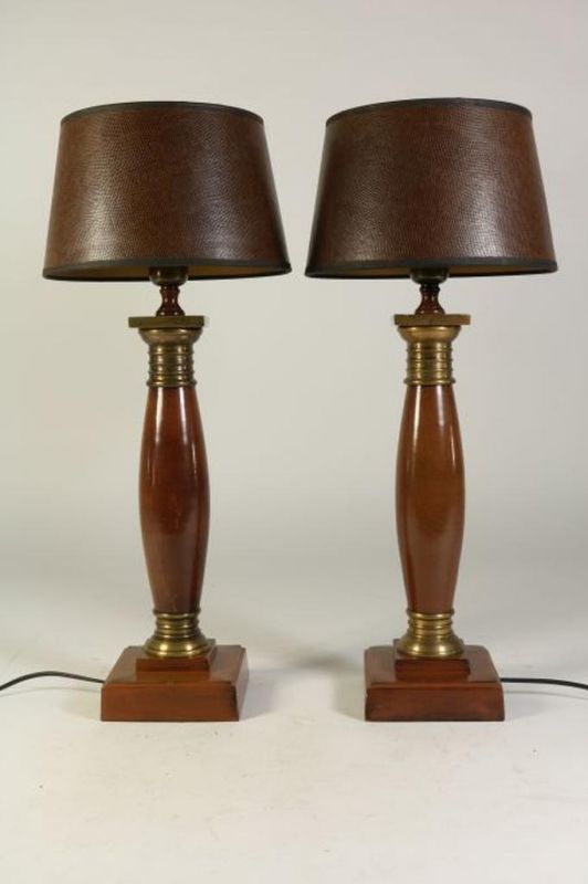 Stel tafellampen op houten voet en slangen-print kap, h. 60 cm.
