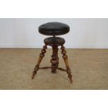 Noten pianokruk met zwart leerWalnut piano stool with black leather