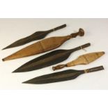 Lot van 5 ijzeren speerpunten, w.o. 2 in houten schede, Boa/Tetala-Congo.