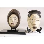 Houten gesneden Fang en Tsoghi masker, GabonWooden carved Fang and Tsohi masks, Gabon