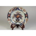 Porseleinen scheerbekken met Imari bloemdecor, China 20e eeuw, diam. 28 cm. (restaureerd en