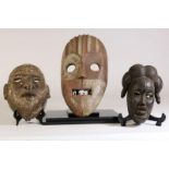 Lot bestaande uit 3 maskers, w.o. Yombe masker met open ogen en mond, Democratische Republiek CongoA