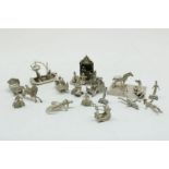 Lot zilveren miniaturen, waarbij poppentheater, paardjes, div. kwal. gew. 171 gr.Lot silver