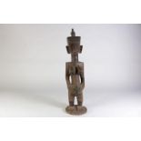 Houten gestoken Marka sculptuur van staand vrouwen figuur met tatoeages, Burkina-Faso, h. 63 cm.