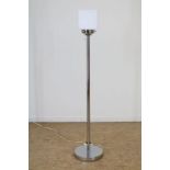 Vloerlamp met wit glazen kap op verchroomde voet, h. 124 cm.Lamp with white glass shade with chromed