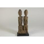 Houten gestoken oud Dogon sculptuur bestaande uit koppell, Mali ca. 1930, herkomst: Colllectie