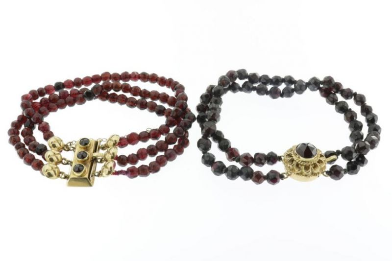 2 Granaten armbanden met gouden slot, holl. kl.keurA lot with 2 garnet necklaces, with gold
