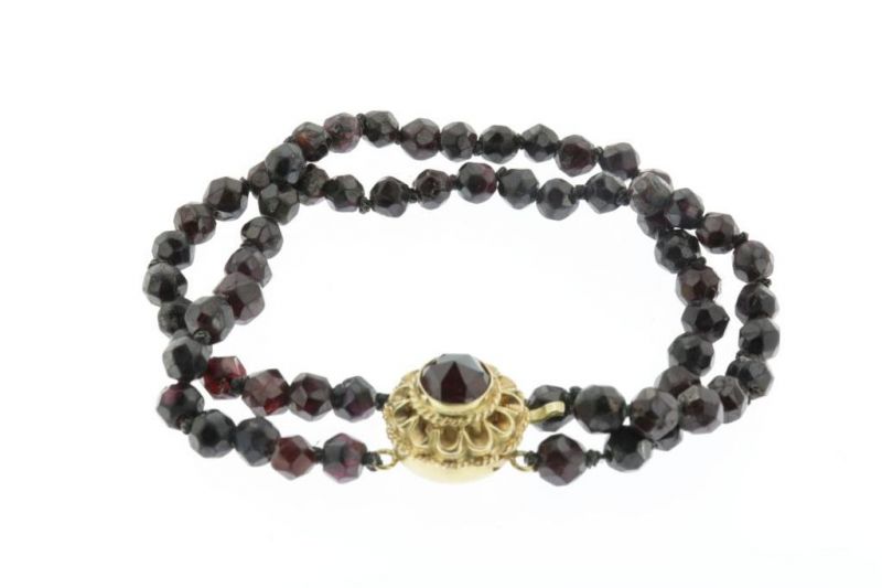 2 Granaten armbanden met gouden slot, holl. kl.keurA lot with 2 garnet necklaces, with gold - Image 3 of 3