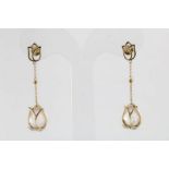 Stel geelgouden oorbellen met rozenkwarts/diamant tulpen geh. 585/000A pair of yellow gold