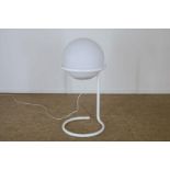 Wit metalen tafellamp "Basket" met wit glazen lampbol, uitvoering Hala ca. 1970, h. 90 cm.