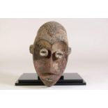Houten gestoken Takai hoofdtooi, Kameroen, l. 31 cm.Wooden carved Takai headdress, Cameroon, l. 31