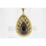 Gouden hanger bezet met granaat, geh. 585/000A yellow gold pendant with garnets 14ct.