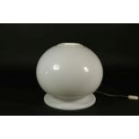 Wit plexiglas design lamp, jaren '60, h. 38 cm.White fiberglass design talbe lamp, sixties, h. 38