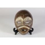 Houten gestoken oud-Bouandi masker, met open ogen en mond, Democratische Republiek Congo, l. 26 cm.