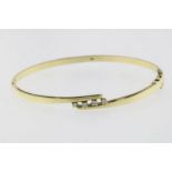 Gouden stijve armband bezet met diamant, geh. 585/000 gew. 14 gr.A yellow gold stive bracelet with