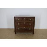 Mahonie Louis XVI commode met 3 laden en koperen trekkers, h. 78, br. 88, d. 44 cm.Mahogany Louis