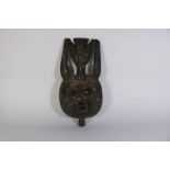 Houten gestoken Bobo dansmasker bekroond met roofvogel, Burkina Faso, l. 71 cm.Wooden carved Bobo