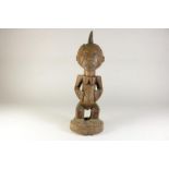 Houten gestoken Tabwa sculptuur van gehurkt vrouwenfiguur bekroond met hoorn, met tatoeages,