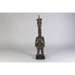 Houten gestoken Mende sculptuur van staand vrouwen figuur, Sierra Leone, herkomst: Collectie