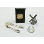 Lot waarbij leder etui, broche, 2 onedelLot consisting of leather case. brooch, 2 unmarkes objects