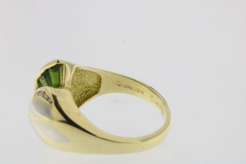 BAGLEY and HOTCHKISS, geelgouden ring bezet met diamant en groene kleursteen, geh. 750/000 - Image 2 of 3