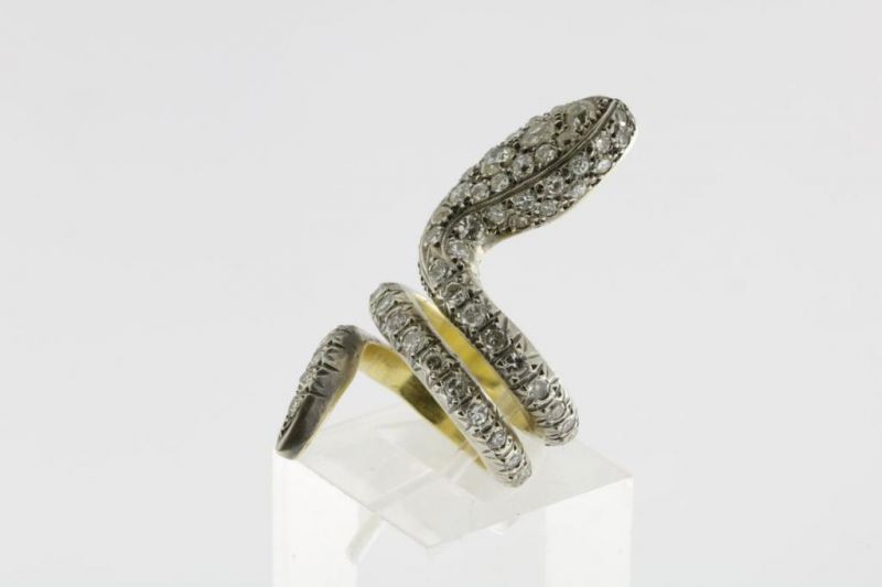 Gouden slangenring bezet met ca. 5 ct. diamant in zilveren applique gevat, gew.23gr.A gold snake - Image 2 of 4